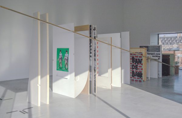 Suchan Kinoshita, Olivier Foulon, Jorg Franzbecker, Kris Kimpe, Aglaia Konrad, Willem Oorebeek, Eran Schaerf, Walter Swennen - Tokonoma - Assemblage van diverse materialen, 2012, 2014, 2016
