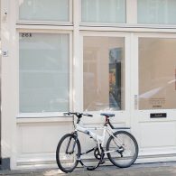 Het onderwerp is niet het meest spannende, interieur en tuinscenes van de gefortuneerde klasse in een zonnig land met zo hier en daar een palmboom en gegarandeerd een zwembad. Soms [&hellip;]