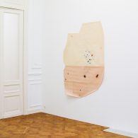 Met enige regelmaat komen ze hier voorbij, kunstenaars waar je eigenlijk nauwelijks iets concreets over kunt schrijven. Het woord poëzie is dan meestal het meest gepast. Kunstenaars die een ruimte [&hellip;]