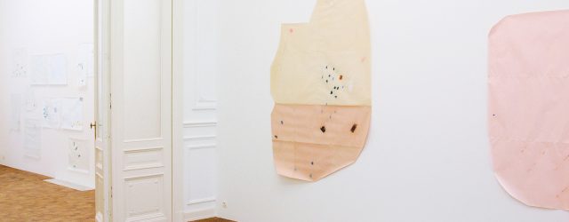 Met enige regelmaat komen ze hier voorbij, kunstenaars waar je eigenlijk nauwelijks iets concreets over kunt schrijven. Het woord poëzie is dan meestal het meest gepast. Kunstenaars die een ruimte [&hellip;]