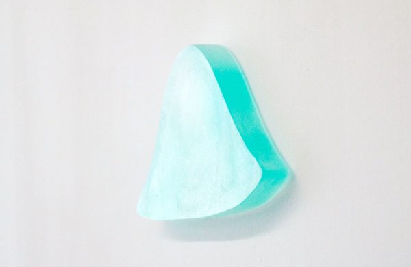 Johanne Hestvold - e y ? h - Zeep en blauw pigment (detail)