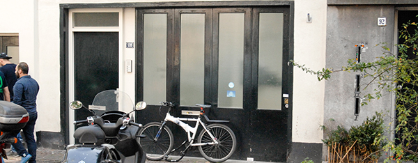 Het werk van Mike Pratt (1987) viel direct op bij De Ateliers in 2014. Het werk is tegendraads, met een flinke knipoog. Een schuddend motorpak bijvoorbeeld. Het slaat nergens op [&hellip;]