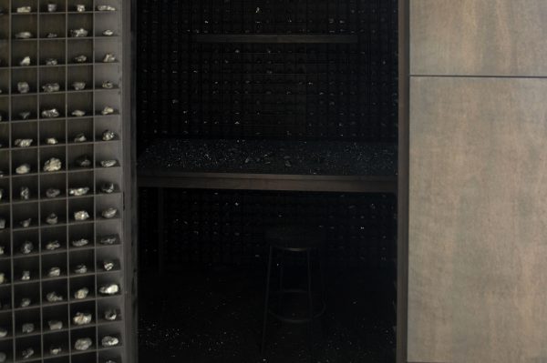 Levi van Veluw - Monolith - 200x200x200cm Walnoot hout, zwarte inkt en kolen (detail)