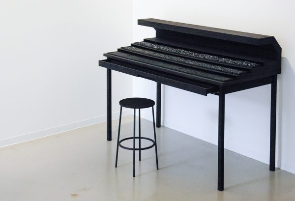 Levi van Veluw - Workspace I - 105x140x65cm Walnoot hout, zwarte inkt en kolen