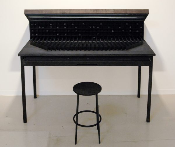 Levi van Veluw - Workspace II - 130x140x65cm Walnoot hout, zwarte inkt en kolen