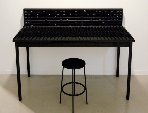 Levi van Veluw - Workspace III - 130x140x65cm Walnoot hout, zwarte inkt en kolen