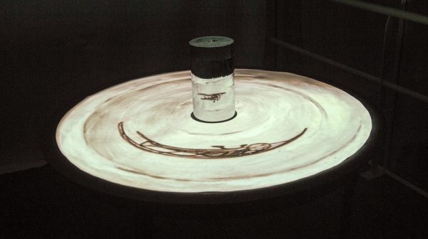 William Kentridge - What Will Come (Has Already Come) - 8,40minuten 35mm film op DVD en tafel met spiegel