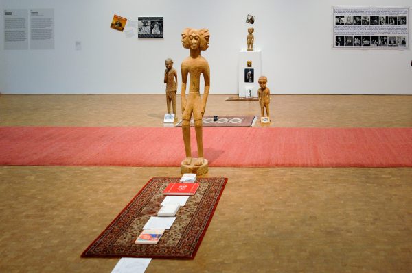 Georges Adeagbo - The explorer and the explorers facing the history of exploration & Contemporary art, and contemporary art, What was private, can and could it become public - Installatie