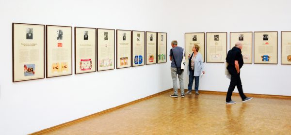 Hans Haacke - The Chocolate Master - 7 luik bestaande uit 14 bladen, Zeefdruk met foto's