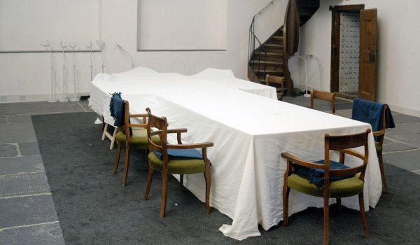 Marinus Boezem - Gothic Gestures - Geborduurde plattegrond van de kerk door buurtbewoners, steeds totdat de vingers verstijven van de kerkelijke kou