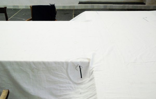 Marinus Boezem - Gothic Gestures - Geborduurde plattegrond van de kerk door buurtbewoners, steeds totdat de vingers verstijven van de kerkelijke kou (detail)