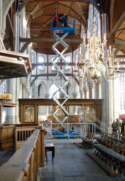 Marinus Boezem - Into the Air - 15 meter hooge lift met liftboy, spiegel met tekst 'Wait, until you hear from me)