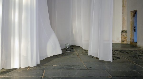 Marinus Boezem - Labyrinth - Doek en ventilatoren rondom zuil