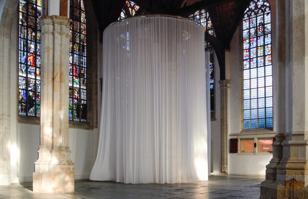 Marinus Boezem - Labyrinth - Doek en ventilatoren rondom zuil