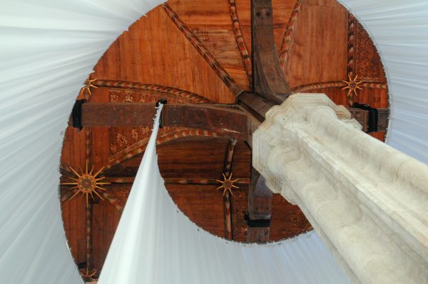 Marinus Boezem - Labyrinth - Doek en ventilatoren rondom zuil