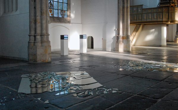 Marinus Boezem - Meteorieten - Gebroken spiegel (Als onderdeel van performance L'Umo Volante, 1978)