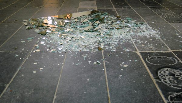 Marinus Boezem - Meteorieten - Gebroken spiegel (Als onderdeel van performance L'Umo Volante, 1978)