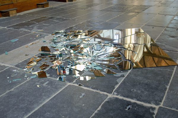 Marinus Boezem - Meteorieten - Gebroken spiegel (Als onderdeel van performance L'Umo Volante, 1978)