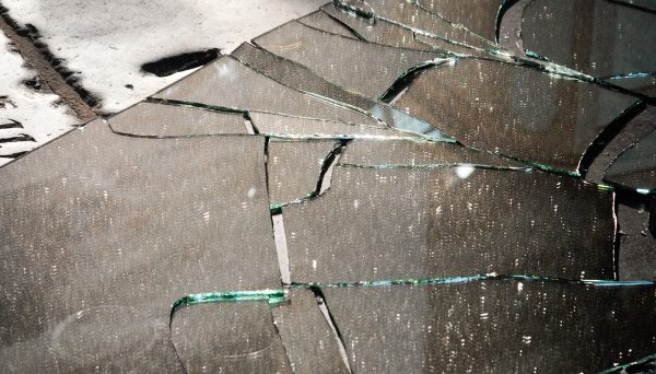 Marinus Boezem - Meteorieten - Gebroken spiegel (Als onderdeel van performance L'Umo Volante, 1978) (detail)