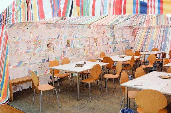 Meschac Gaba - Reflection Room - Tent en workshops voor kinderen