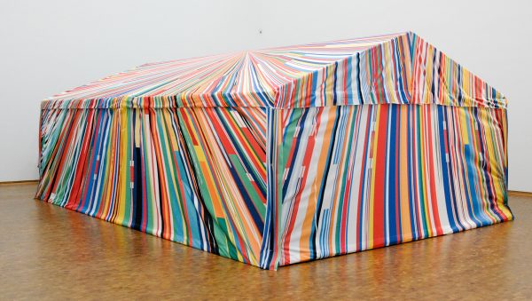 Meschac Gaba - Reflection Room - Tent en workshops voor kinderen