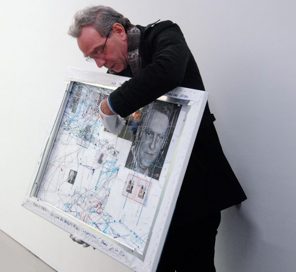 Berend Strik - Decipher the Artist's Mind (Studio GvE) - 60x90cm C-print met borduursel (Berend Strik toont de achterzijde)