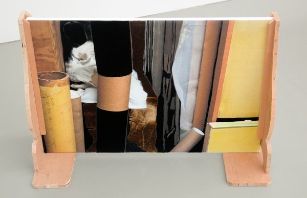 Berend Strik - Decipher the Artist's Mind (Studio KD) - 60x90cm C-print met borduursel