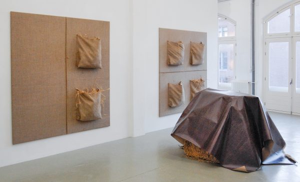 Klaas Kloosterboer - 16167 & 16164 - 205x205cm Jute en stro & 16169 - 110x230x200cm Lak op linnen en hooibalen