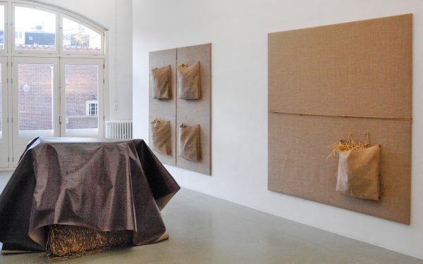 Klaas Kloosterboer - 16169 - 110x230x200cm Lak op linnen en hooibalen & 16165 & 16166 - 205x205cm Jute en stro