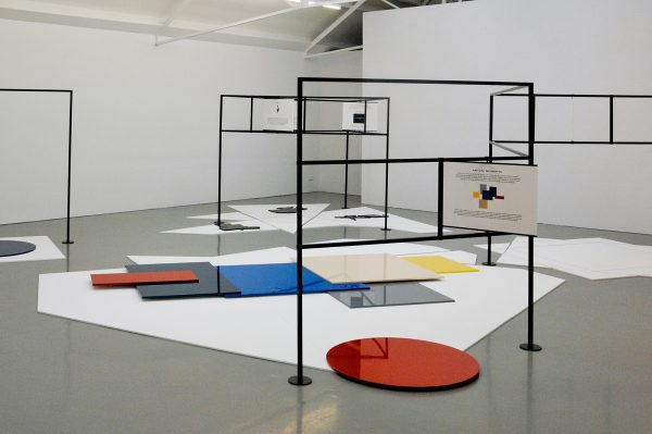 Falke Pisano - Figures of Speech (diagrammed) - 700-800x1300cm en 190cm hoogte MDF, verf, metaal, foamboard en digitale prints