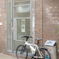 Een tijdelijk vaarwel. Galeriehouder Oeke Witteveen draait al enige tijd mee en zag het niet zitten om voor de grootste galerieruimte van Amsterdam nog eens vijf jaar bij te tekenen. [&hellip;]