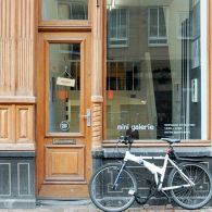 Met enige regelmaat kom ik het werk van Louis Reith (1983) tegen. Altijd herkenbaar maar door de tijd heen nooit hetzelfde. Zijn werk bestaat uit collages gemaakt met afbeeldingen uit oude [&hellip;]