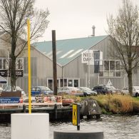 Nadat een aantal decennia terug fotografie als volwaardig werd ingelijfd binnen het kunstdiscours en ook tekenkunst inmiddels niet meer als een aftreksel van grotere ambities wordt gezien is keramiek samen [&hellip;]