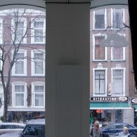 Soms schiet taal tekort om kunstwerken te duiden. Om het cliché van een beeld zegt meer dan duizend woorden maar eens anders te omschrijven. Schiet mij maar lek. De installatie [&hellip;]