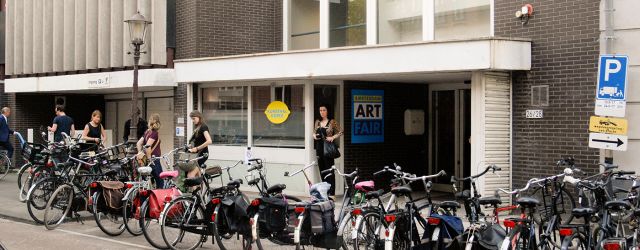 De derde editie van de ‘zwervende’ Amsterdamse kunstbeurs is Kunsthal Koper geworden, op een steenworp afstand van de Ateliers. Een oud betonnen kantoorpand waar van de 5 verdiepingen er 3 gevuld [&hellip;]