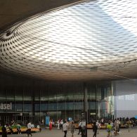 Met goed recht mag ArtBasel zich de belangrijkste beurs noemen voor hedendaagse kunst. Misschien niet eens omdat de kwaliteit zo hoog is, wat wel het geval is, maar omdat het [&hellip;]