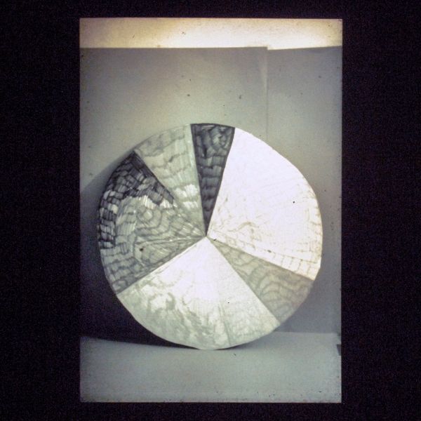 Katja Mater - The Wheels - 33 Kleurencirkels gefotografeerd op 80 zwart wit 35mm dia's, 2008