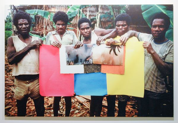Roy Villevoye - Tjampoer (5 Asmat men holding the 3 primary colours, the 3 Asmat colours and 2 colour prints one with an Asmats girl's back, one with Dutch girl's back) - 123x195cm Cprint op aluminium, 1994