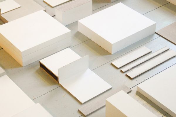 Willy de Sauter - Zonder Titel - Installatie van krijt en gesso op hout (detail)