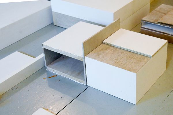 Willy de Sauter - Zonder Titel - Installatie van krijt en gesso op hout (detail)