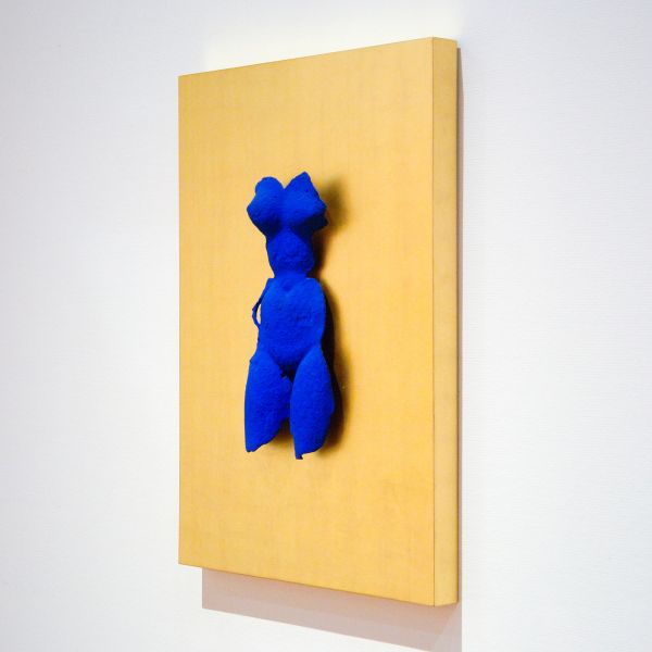 Yves Klein - Venus Bleue -90x70x7cm, IKB Pigment op brons en bladgoud op paneel, onbekend jaartal