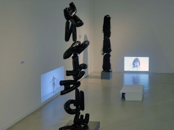 Esmee van den Akker - Einzelganger - 185x50x50cm Keramiek en ijzer (& andere werken)