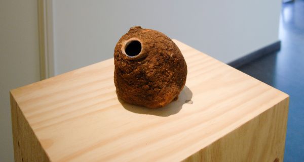 Femmy Otten - Waterhole #1 - Gips, hout, olieverf en epoxy op sokkel