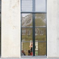 Gisteren kwam ik het bericht tegen dat ze in het Gemeentemuseum een recent werk uit 2008 moesten restaureren. Het betreft een sleutelwerk uit het oeuvre van Matthias Weischer (1973) waarbij hij [&hellip;]