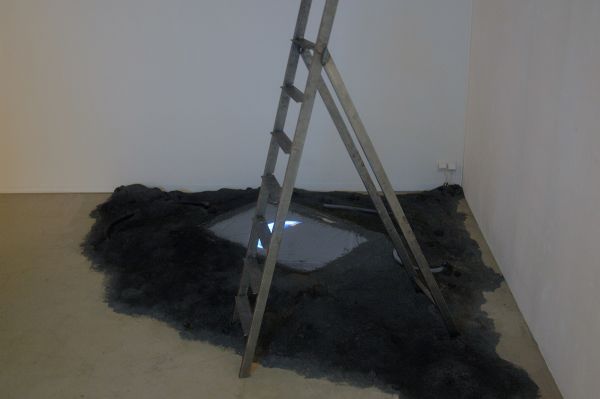 Julia Hoogkamer - Uit-Aanzich - Videoinstallatie, scherm sealed met plastic, zand en metalen ladder