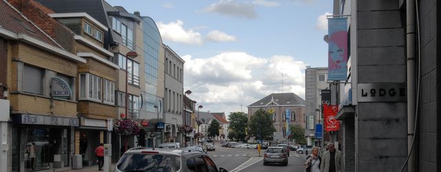 De triënnale Van Stof tot Asse zal niet bij iedereen een belletje doen gaan rinkelen. Asse is een voorstadje van Brussel waar sinds ’86 galerie de Ziener gevestigd is. Toen [&hellip;]