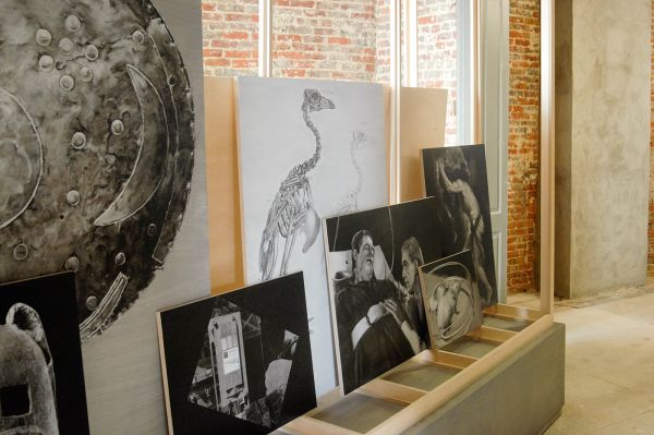 Niek Hendrix - Cabinet (The Vessel, Van stof tot Asse version) - 275x270x100cm, Olieverf en potlood op panelen in houten kabinet