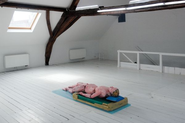 Yannick Ganseman - Onbekende titel - Mensfiguur van beschilderd hout op plexiglas