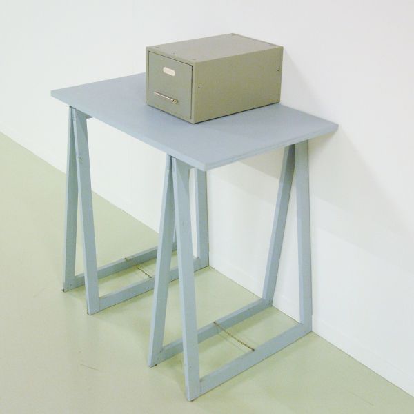 stanley brouwn - 1 step on 1 km - 1 blanco kaart en 1000 kaarten waarop elk 10 lijnen van afstanden van 100 mm en tekst, 1976