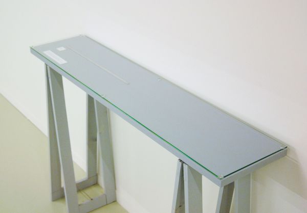 stanley brouwn - at this moment stanley brouwn is at the distance of x ells from this point - Aluminium platen, tafelblad en schragen, 2001